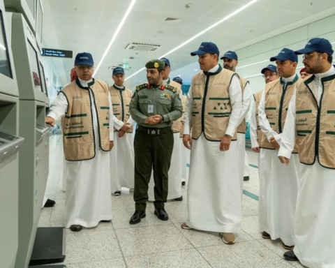 وزير النقل يتفقد مطار الملك خالد لضمان سلاسة السفر برمضان