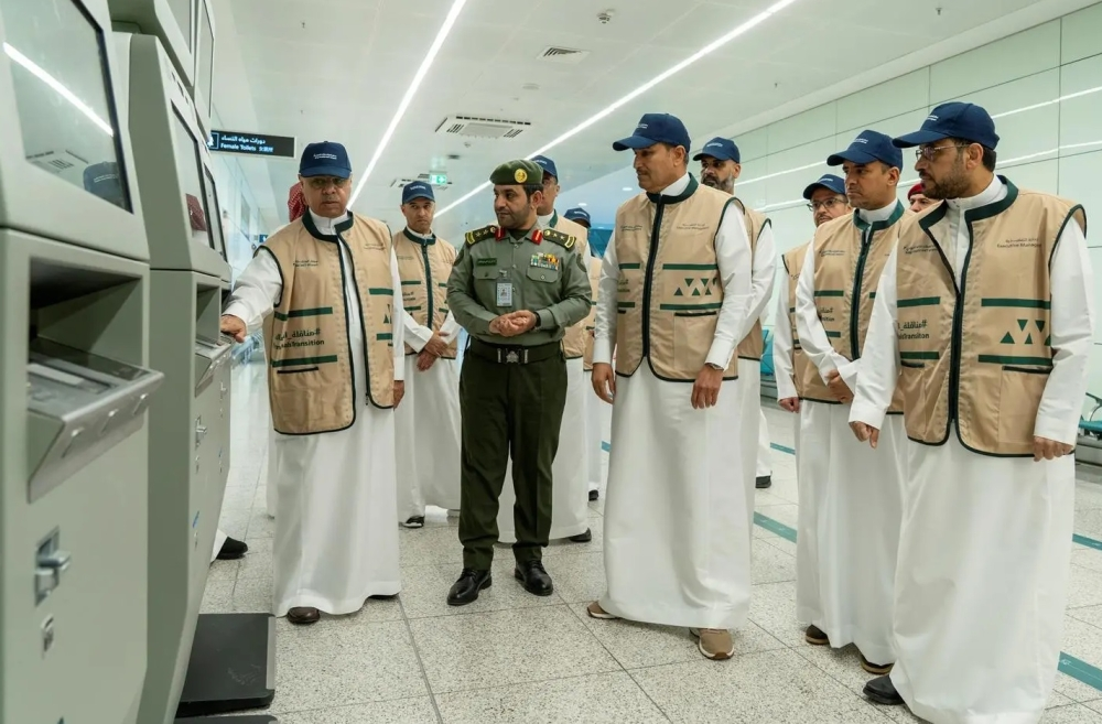 وزير النقل يتفقد مطار الملك خالد لضمان سلاسة السفر برمضان