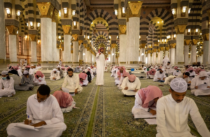 خدمات الإرشاد بالمسجد النبوي تستفيد منها 31 ألف زائر برمضان