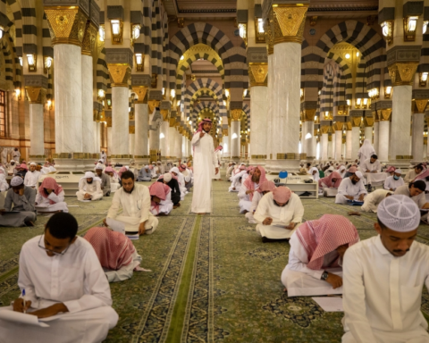 خدمات الإرشاد بالمسجد النبوي تستفيد منها 31 ألف زائر برمضان