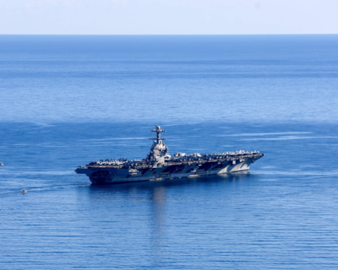 جيرالد فورد تغادر اليونان: رسائل القوة الأمريكية لإيران