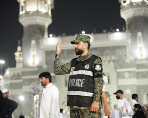 تنظيم الحشود بالمسجد الحرام: جهود الأفواج الأمنية برمضان