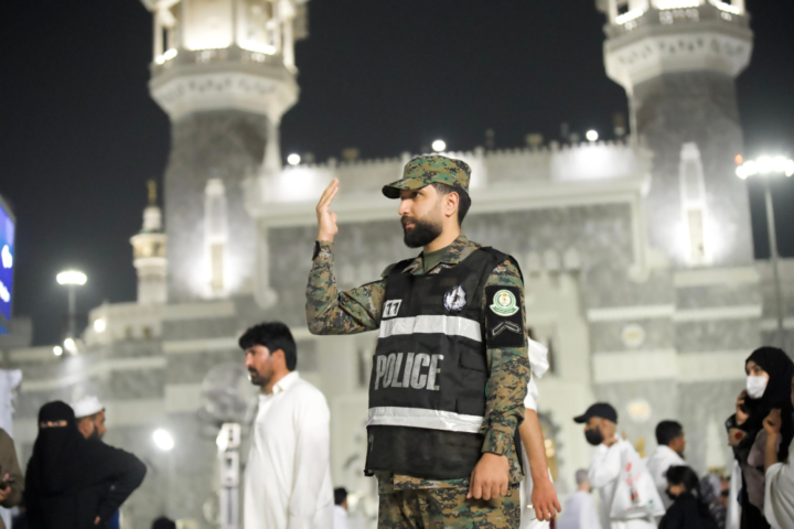 تنظيم الحشود بالمسجد الحرام: جهود الأفواج الأمنية برمضان