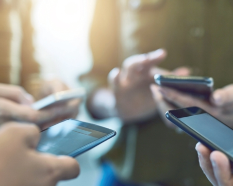 توقعات سوق الهواتف 2026: انخفاض تاريخي وارتفاع قياسي بالأسعار