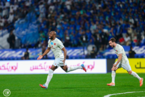 لاعب ضمك يثير الجدل بإشارة VAR بعد إلغاء هدفه ضد الأهلي