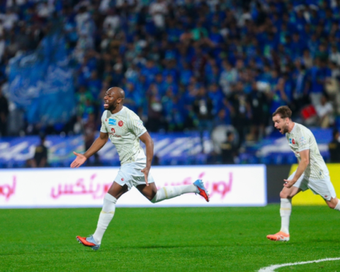 Damac player sparks controversy with VAR gesture after his goal against Al-Ahli is disallowed