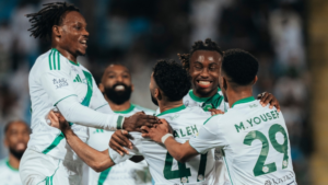 الأهلي يتصدر دوري روشن مؤقتاً بفوز صعب على الرياض