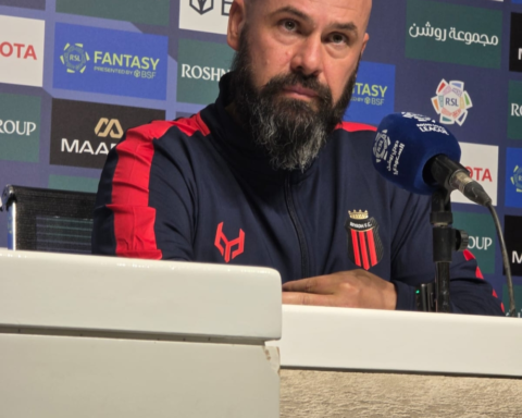 مدرب الرياض يشيد بلاعبيه بعد الهزيمة من الأهلي بدوري روشن