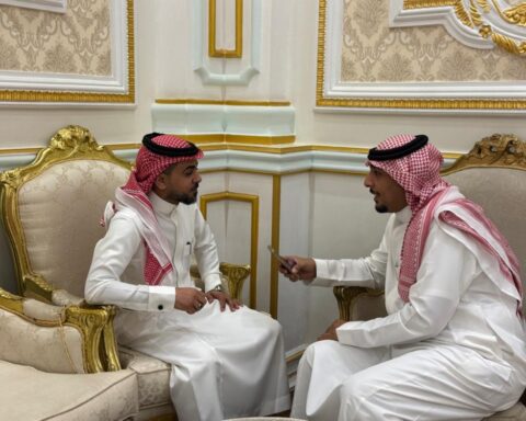 قصة إيثار: شاب يتبرع بكليته لغريبة بعد منعه من إنقاذ أخيه