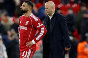 سلوت يدافع عن صلاح: معاييره العالية هي سبب الانتقادات