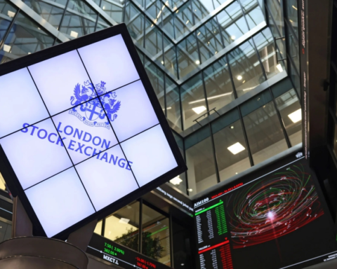 بورصة لندن تغلق على ارتفاع: تحليل أداء مؤشر فوتسي 100