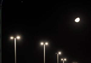 مشهد فلكي بديع: اقتران هلال رمضان والمشتري في سماء السعودية