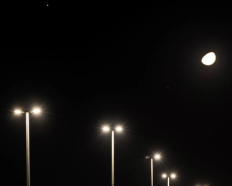 مشهد فلكي بديع: اقتران هلال رمضان والمشتري في سماء السعودية