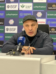 بن زكري: بونو رجل مباراة الهلال والشباب واستحق الجائزة