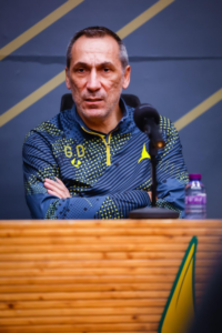 غضب دونيس من التحكيم في مباراة الخليج والاتحاد بدوري روشن