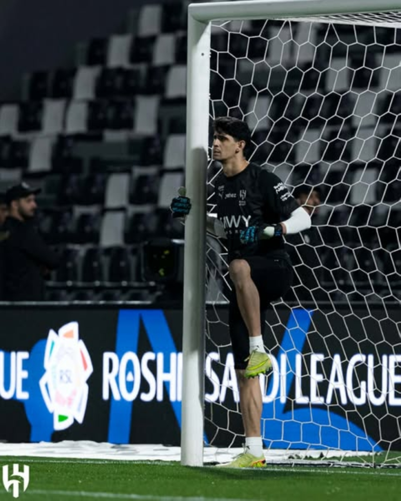 الدعيع ينتقد بونو: أزمة تواصل تهدد دفاع الهلال