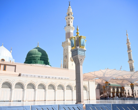 مظلات المسجد النبوي: قصة الإبداع الهندسي وراحة المصلين