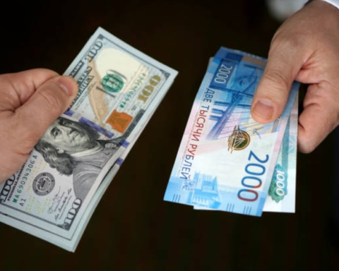 المركزي الروسي يرفع سعر الدولار واليورو مقابل الروبل | تحليل