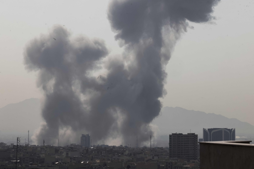 إيران تتوعد برد حازم على أمريكا وإسرائيل وسط مخاوف التصعيد