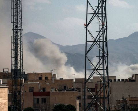 ولي العهد وماكرون: مباحثات عاجلة لاحتواء التوتر بالمنطقة