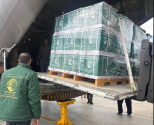 وصول الطائرة السعودية الـ 82 إلى مطار العريش محملة بسلال غذائية لغزة