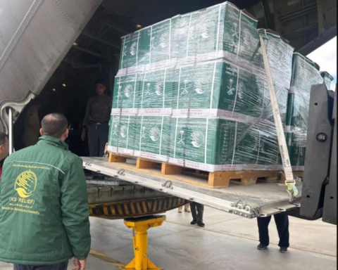 وصول الطائرة السعودية الـ 82 إلى مطار العريش محملة بسلال غذائية لغزة