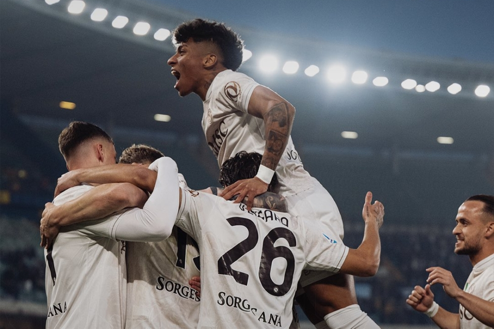 نابولي يقلب تأخره لفوز مثير على فيرونا 2-1 بالدوري الإيطالي