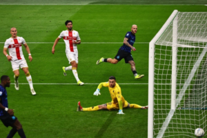 إنتر ميلان يهزم جنوى ويوسع الفارق في صدارة الدوري الإيطالي