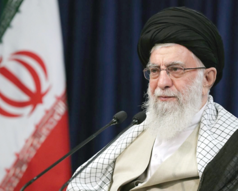 مصير المرشد الإيراني: حقائق حول خامنئي وتداعيات غيابه