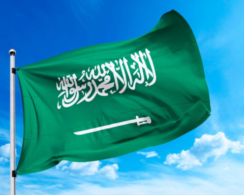 السعودية تستدعي السفير الإيراني وتلوح بحق الرد