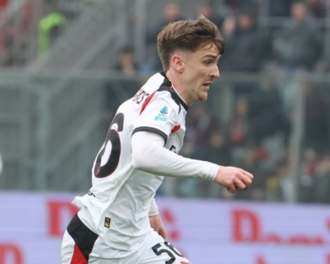 ميلان يهزم كريمونيسي بثنائية ويعزز وصافة الدوري الإيطالي