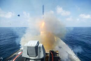 إيران تعلن استهداف حاملة الطائرات لينكولن بـ4 صواريخ
