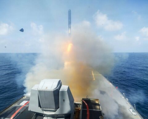 Iran announces targeting of aircraft carrier Lincoln with 4 missiles