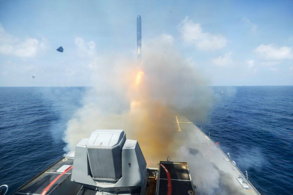 Iran announces targeting of aircraft carrier Lincoln with 4 missiles