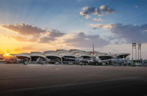 أمير الرياض يتابع استضافة العالقين الخليجيين بالمطارات