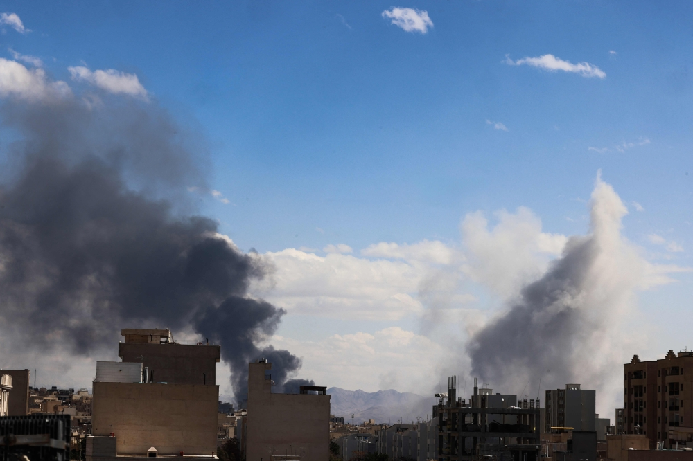 43 Iranian border guards killed; aircraft carrier denied damage