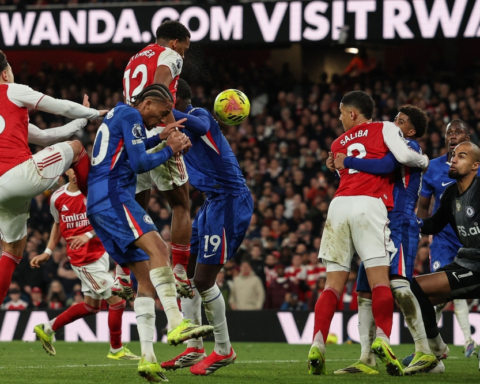 أرسنال يهزم تشلسي 2-1 ويواصل تصدر الدوري الإنجليزي