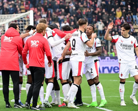 ميلان يهزم كريمونيزي ويقترب من دوري الأبطال وخسارة أتالانتا