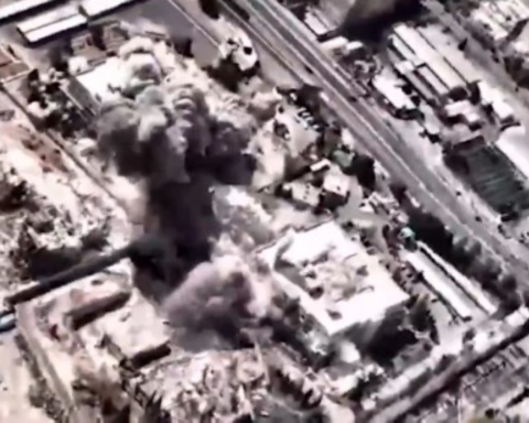 US strikes destroy Revolutionary Guard headquarters and sink 9 Iranian ships
