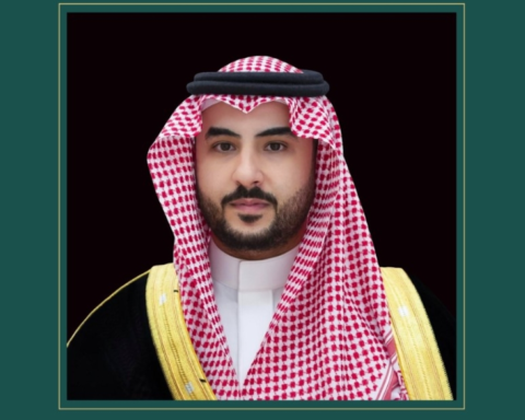 وزير الدفاع يبحث العدوان الإيراني مع مسؤول بحريني رفيع