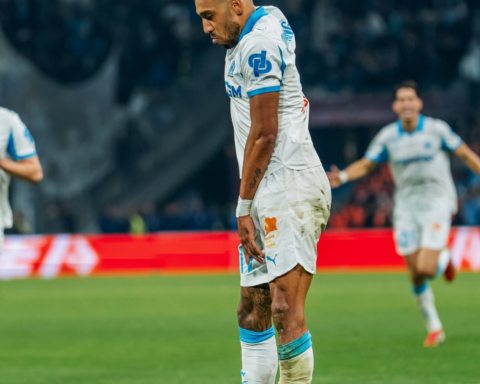 أوباميانغ ينقذ مارسيليا أمام ليون وكومبواريه يقود باريس للفوز