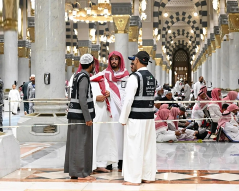 12 ألف متطوع في المسجد النبوي: خدمات استثنائية في رمضان