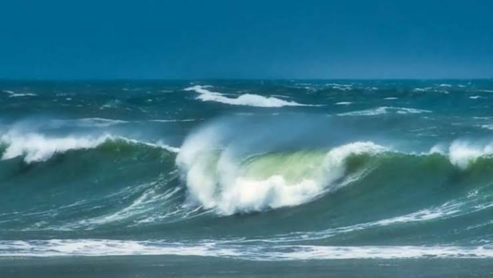 حالة البحر الأحمر خفيف إلى متوسط الموج - وكالات