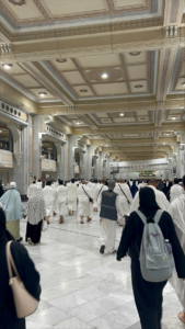 انسيابية حركة المعتمرين في المسجد الحرام: جولة توثيقية لجهود رمضان