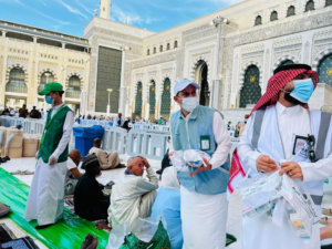 توزيع وجبات إفطار على ضيوف الرحمن بمكة: مبادرة بيئة مكة واستدامة