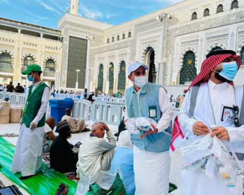 توزيع وجبات إفطار على ضيوف الرحمن بمكة: مبادرة بيئة مكة واستدامة