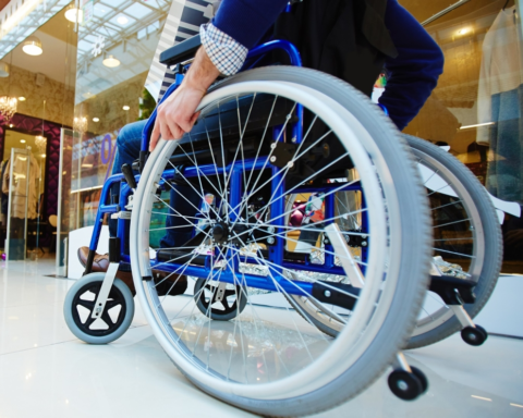 تفاصيل دعم ذوي الإعاقة: إعفاءات التأشيرات وإعانات مالية