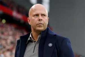 أرني سلوت ينتقد الكرات الثابتة في الدوري الإنجليزي وتأثيرها