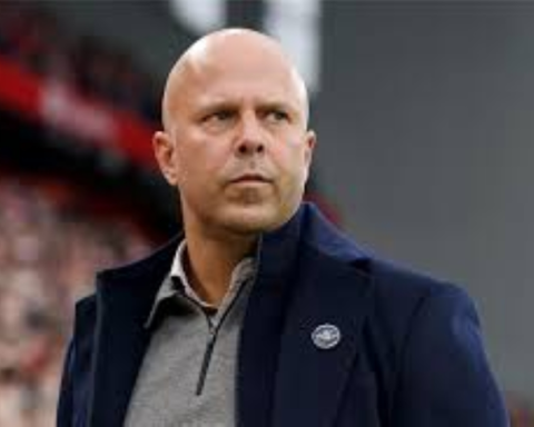 أرني سلوت ينتقد الكرات الثابتة في الدوري الإنجليزي وتأثيرها