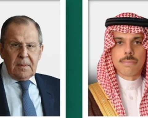 وزير الخارجية يتلقى رسالة من لافروف لبحث العلاقات الثنائية